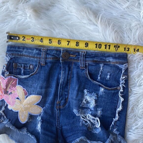 GoGo Jeans USA Embellished Distressed Cut Off Shorts Size 5 - Picture 9 of 10